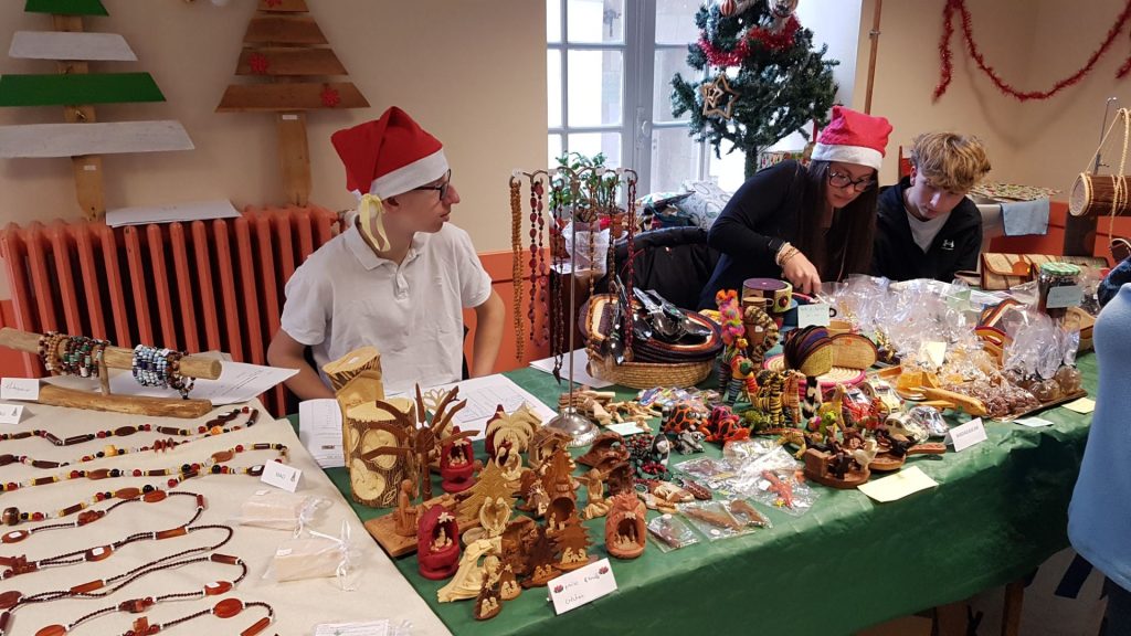 Maël au stand Madagascar, marché de Noël 2025